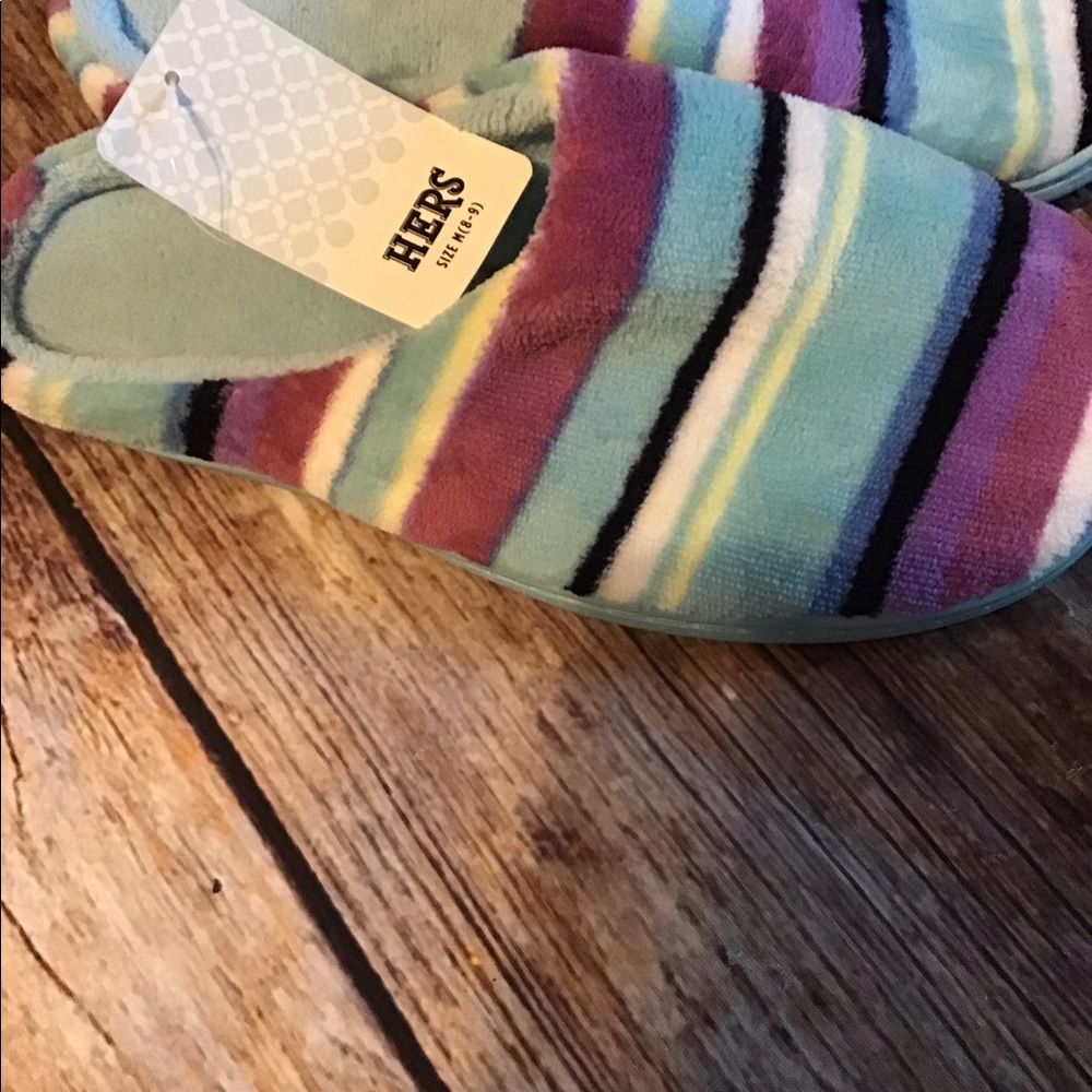 Women’s size medium 8-9 NWT slippers - Picture 2 of 5